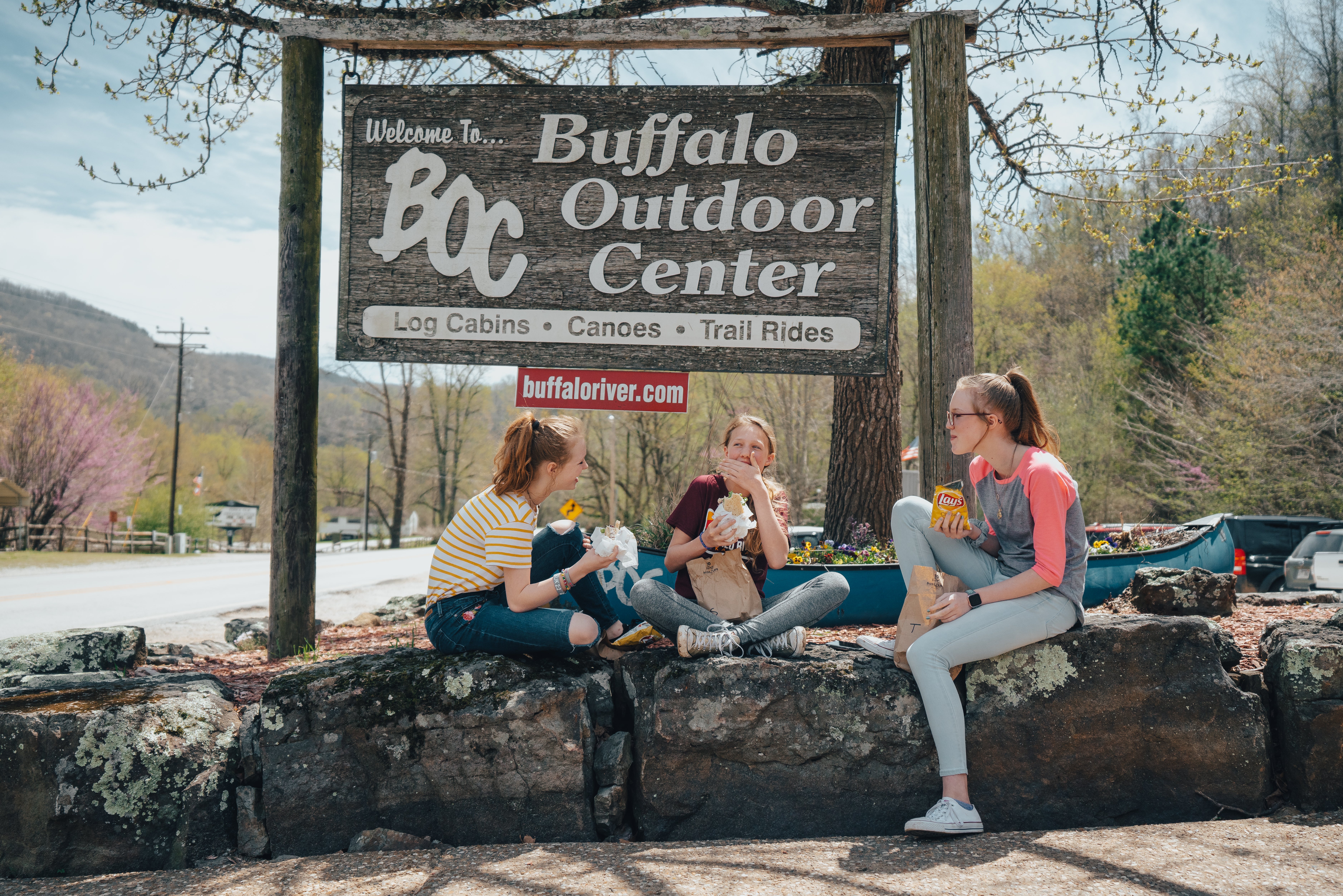 Friends eating deli sandwiches from Buffalo Outdoor Center in Arkansas