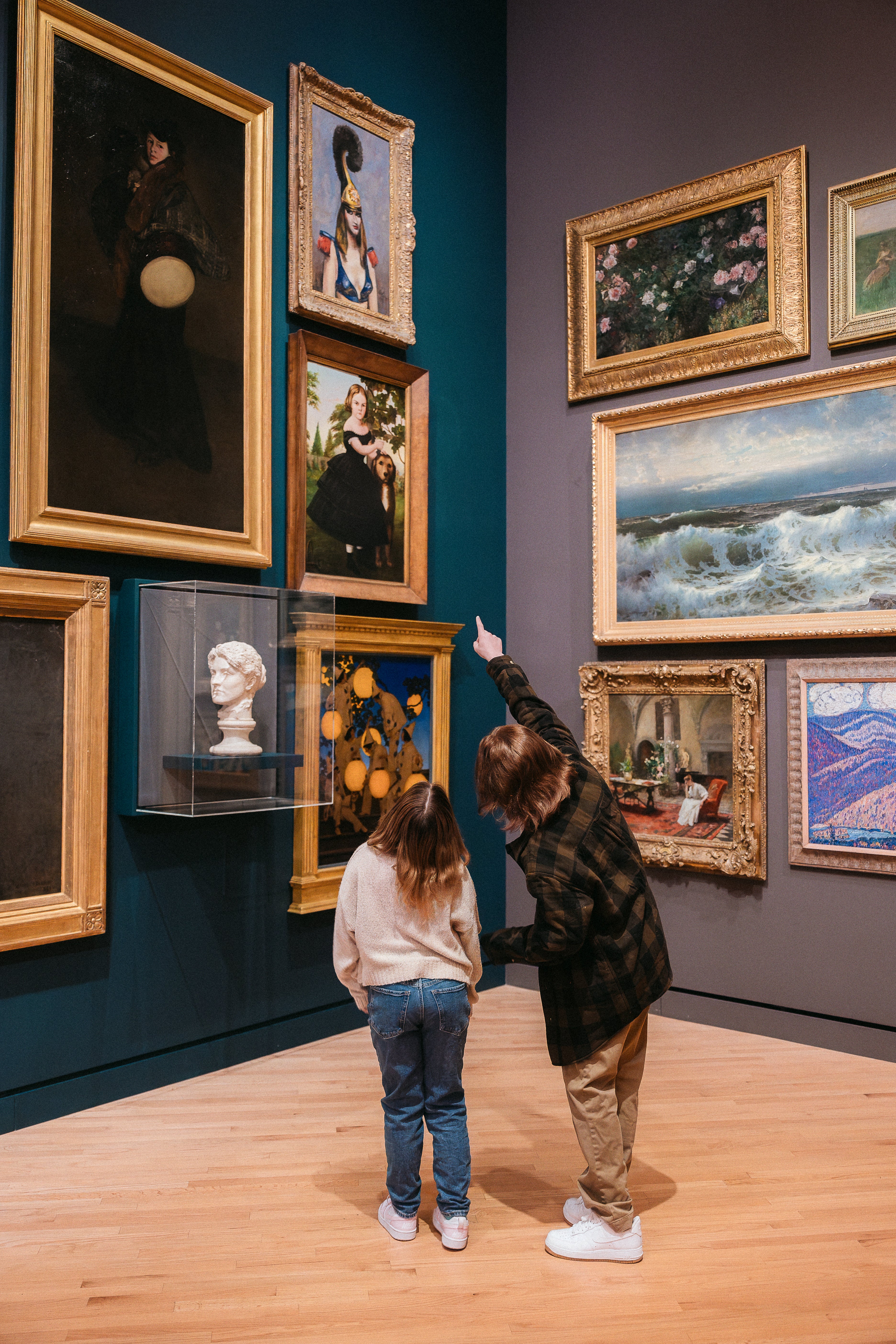 kids at an art museum