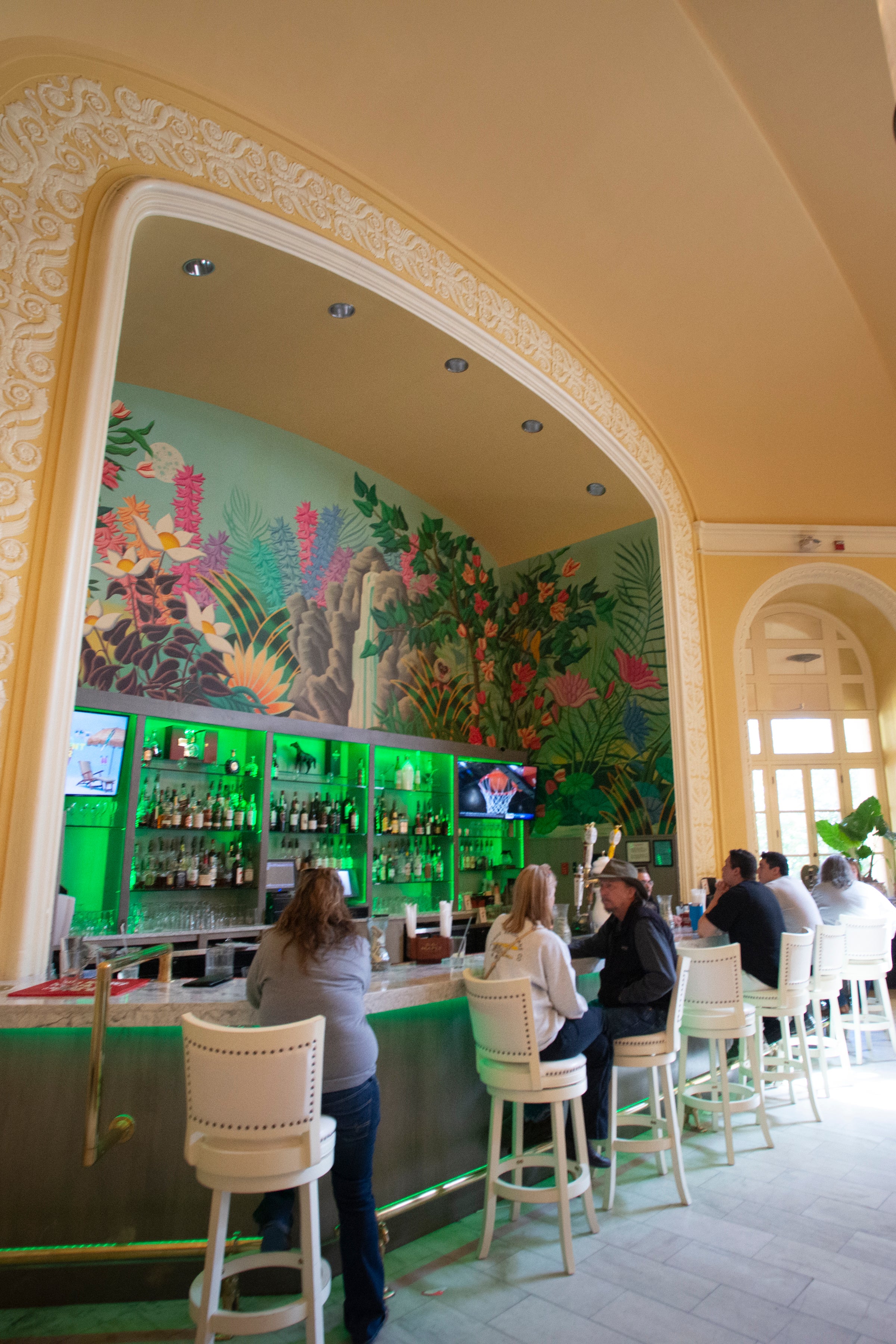 Bar at Arlington Hotel