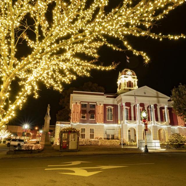 Searcy courthouse on the downtown square decorated in holiday lights