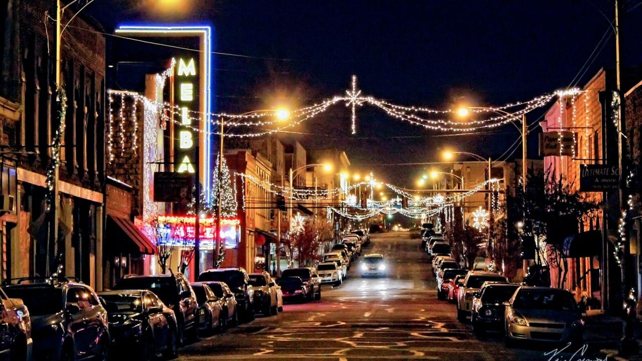 Batesville holiday lights on Main Street (photo by Kris Caraway)