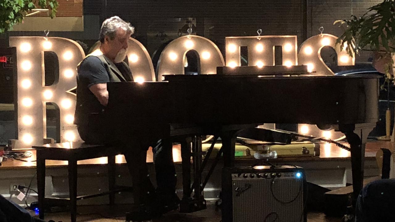 Darrell Scott performing at the Roots Headquarters