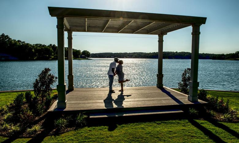 Waterfront scenery in Bella Vista
