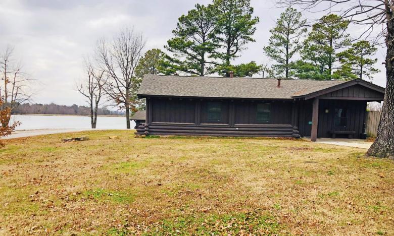 exterior of the rustic cabin at Crowley's Ridge State Park