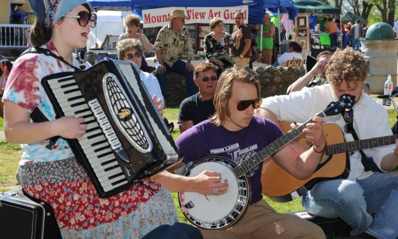 Music on the Mountain View square