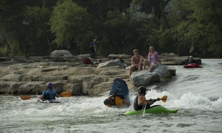 Play boating on the Illinois River