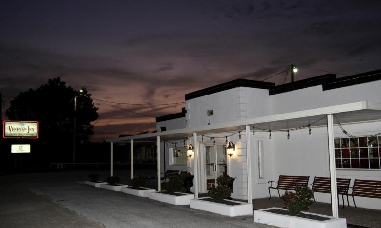 The Venesian Inn in Tontitown serving Italian food and steaks