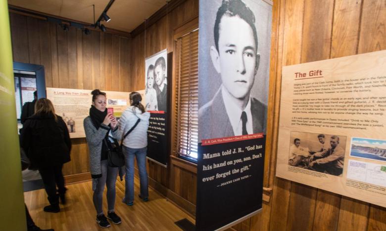 An enlarged photo of Johnny Cash in black and white in the Cash museum. 