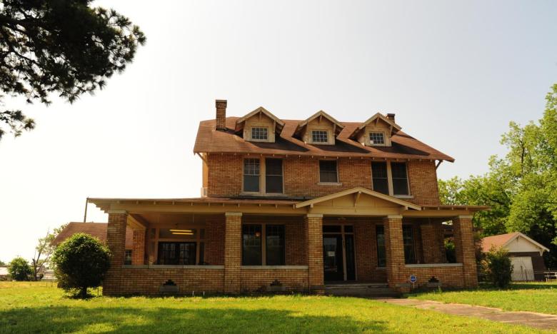 The Klipsch Heritage Museum Association Visitor Center is located at 403 W. Division in Hope in a 1921 historic home that belonged to one of the founding families of Hope.