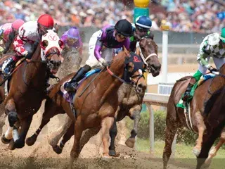 Live racing at Oaklawn 