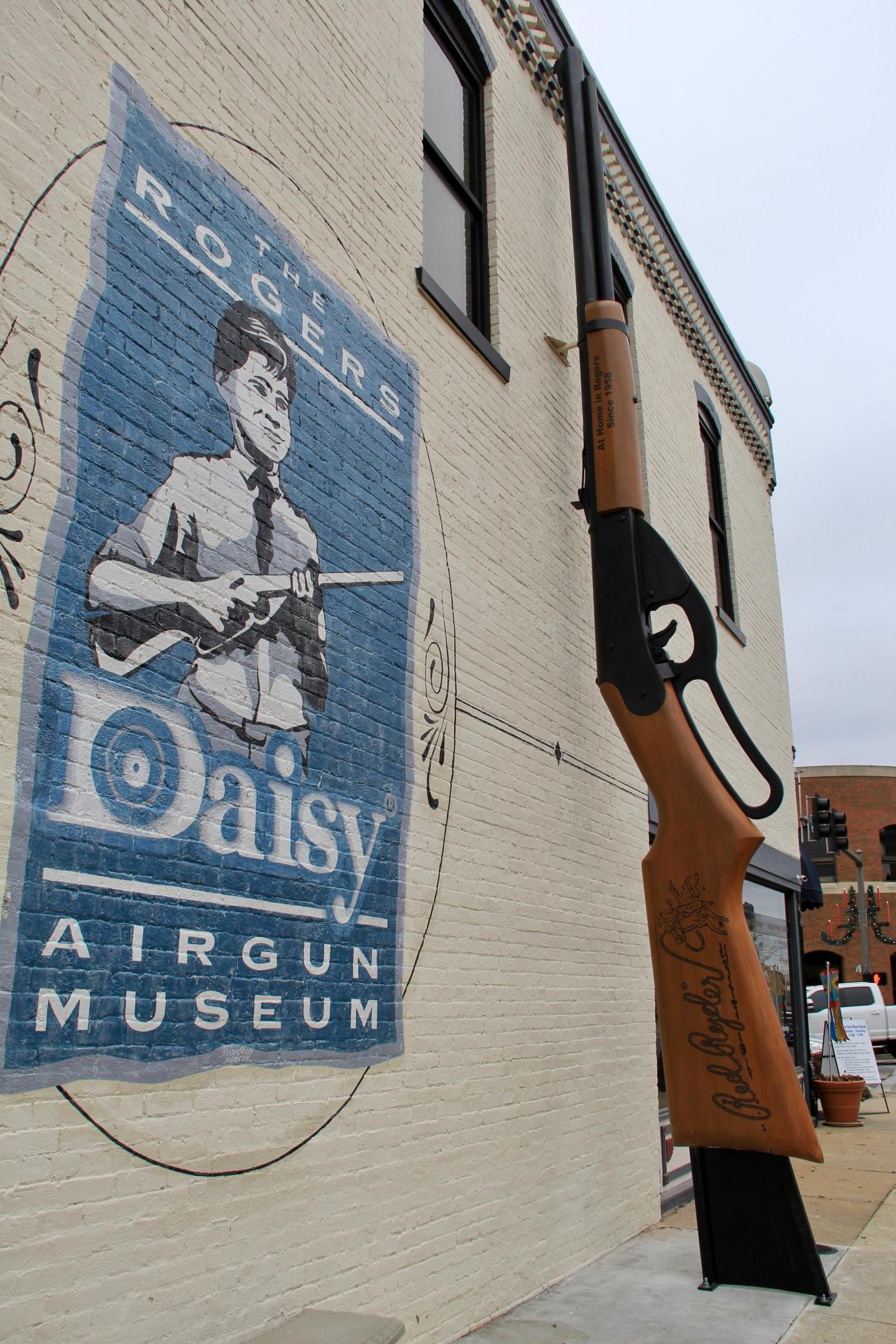 Wall mural and giant airgun sculpture at Daisy Airgun Museum.