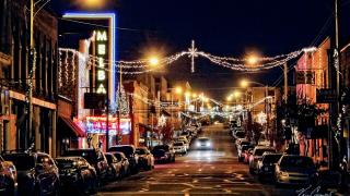 Batesville holiday lights on Main Street (photo by Kris Caraway)