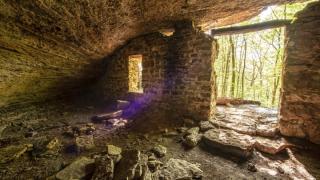 Moonshiners Cave at Devil's Den State Park
