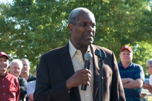 Hall of Fame pitcher Bob Gibson speaks at the dedication ceremony. Photo by Z. Clift. 